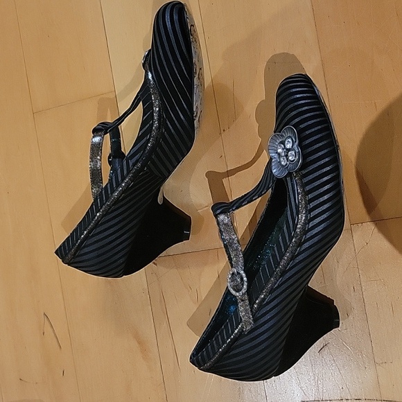 NWOB Irregular Choice Parakeet Black T-strap Shoes 8 - Picture 2 of 5